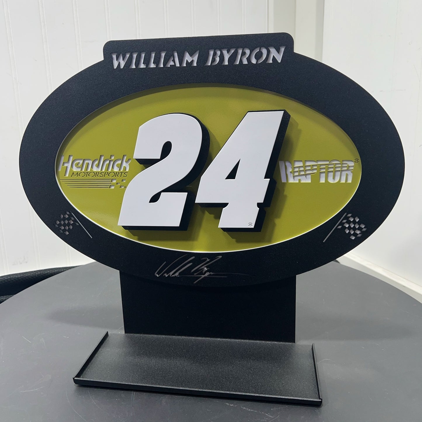 stand William Byron #24 Oval 3D Sheet Metal Diecast Display