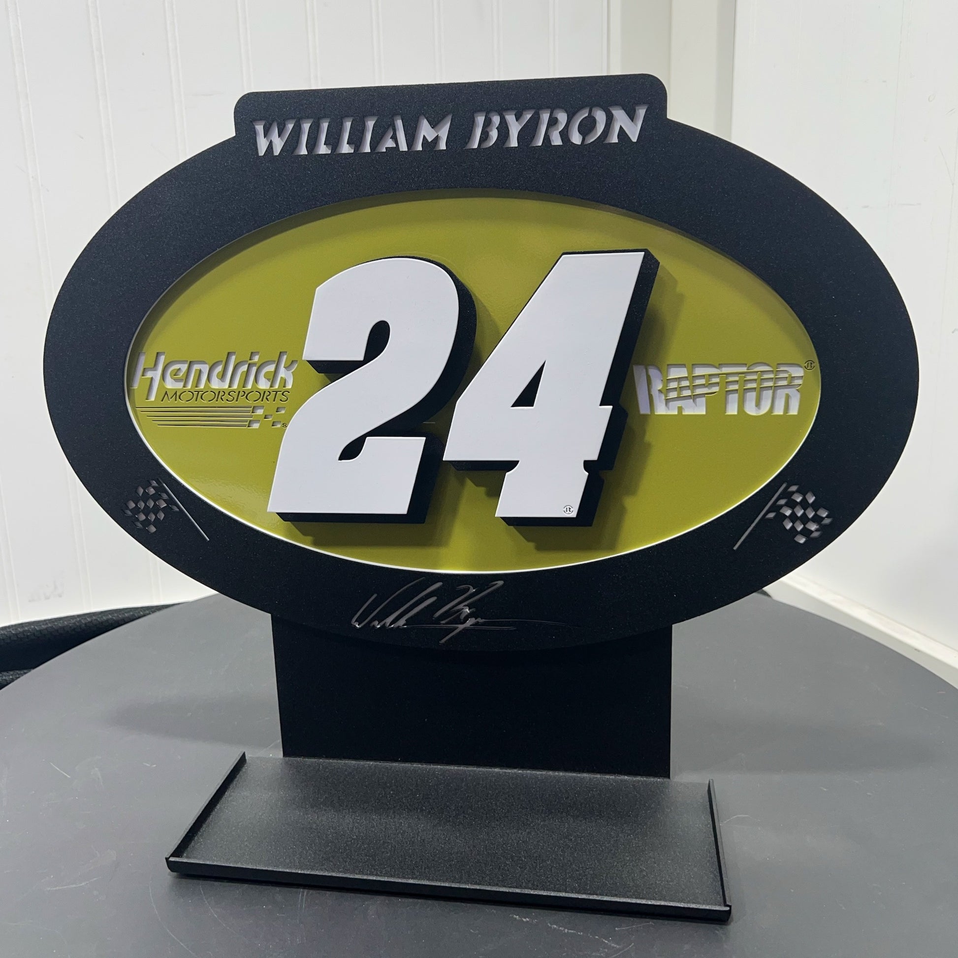 stand William Byron #24 Oval 3D Sheet Metal Diecast Display